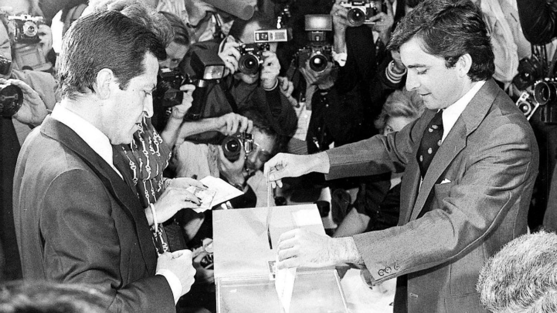 Fotografía de Adolfo Suarez votando en las elecciones del 15 junio de 1977