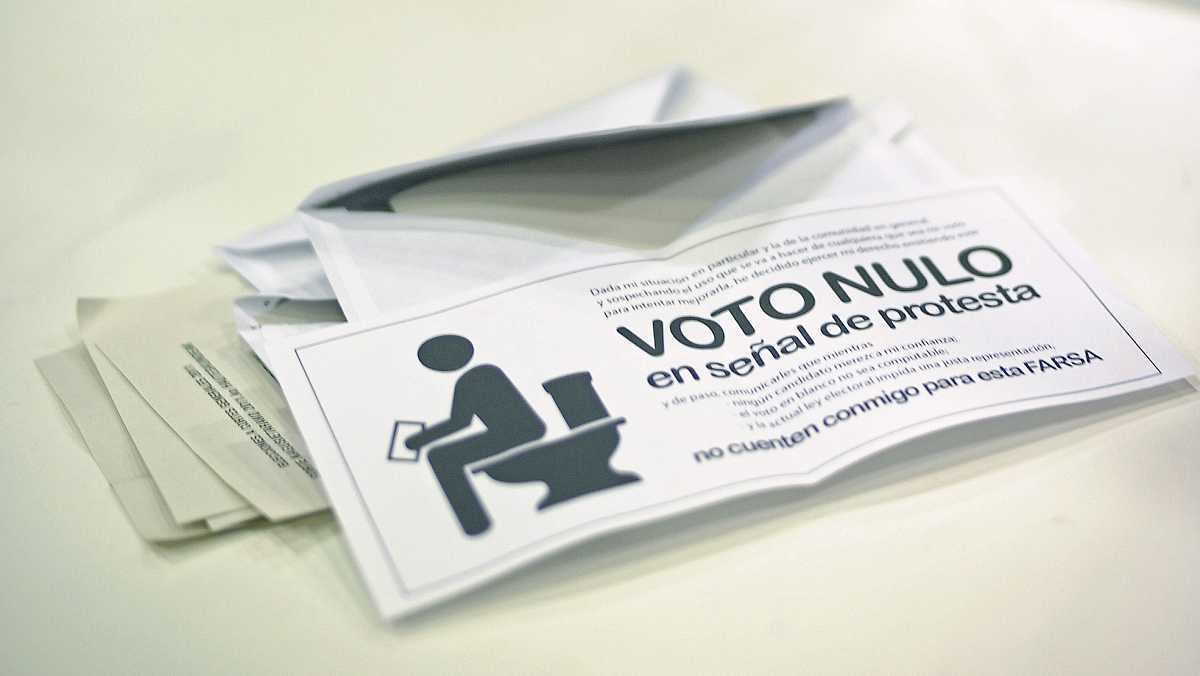 Imagen de un voto nulo introducido en una papeleta en señal de protesta.